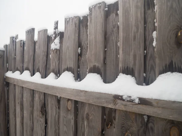 Kışın Ahşap Çitler Yağan Karla Kaplanır — Stok fotoğraf