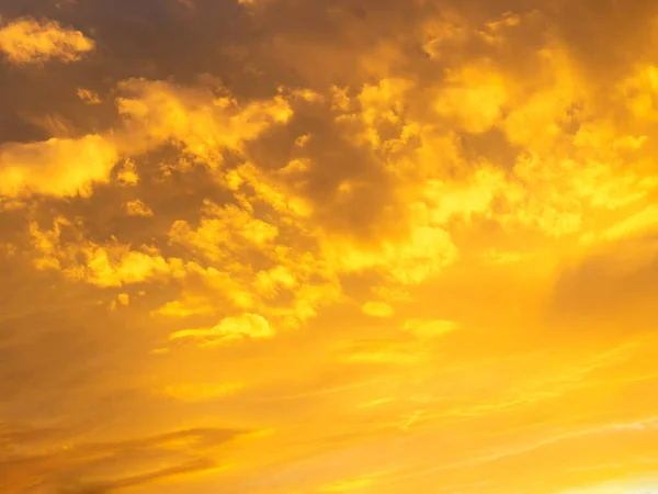 夕焼け空雲 夕焼け空の繊細な色合い — ストック写真