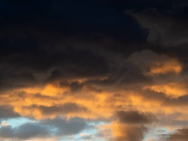 夕焼け空雲 夕焼け空の繊細な色合い — ストック写真