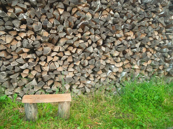 薪積木を背景にした木のベンチ — ストック写真
