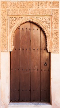 alhambra palace ahşap bir kapı