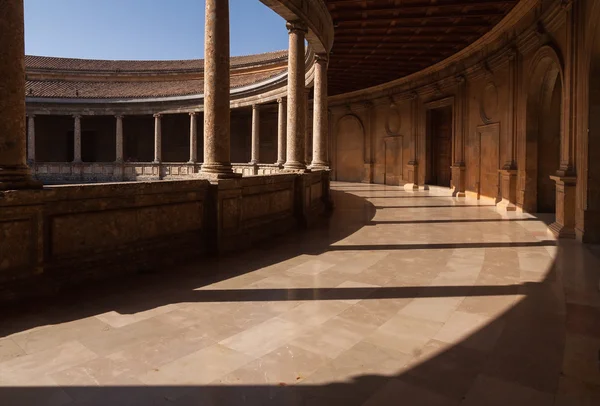 Двор во дворце Карла V, Альгамбра — стоковое фото
