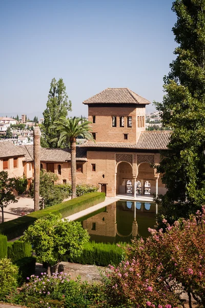 Courtyard in Heneralife gardens, Alhambra, Spain — Stock Photo, Image