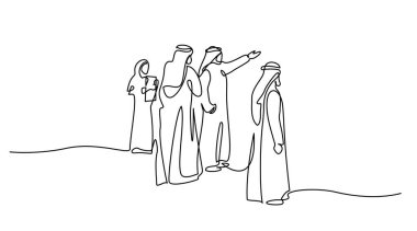 Müslüman insanlar galeride sanat fotoğraflarına bakıyor. Arap Orta Doğu kumaşı