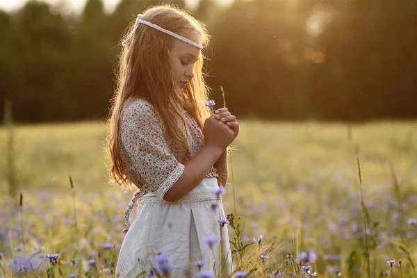 Chica tranquila y pacífica en un vestido largo una oración —  Fotos de Stock