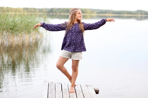 Kleines Mädchen mit angenehmem Gesicht lange Haare zeigt eine Ballett-Pose — Stockfoto
