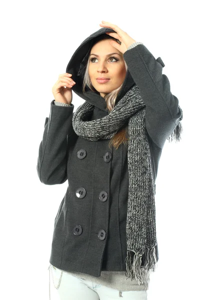 Jovem mulher em roupas de inverno olhando para a câmera — Fotografia de Stock