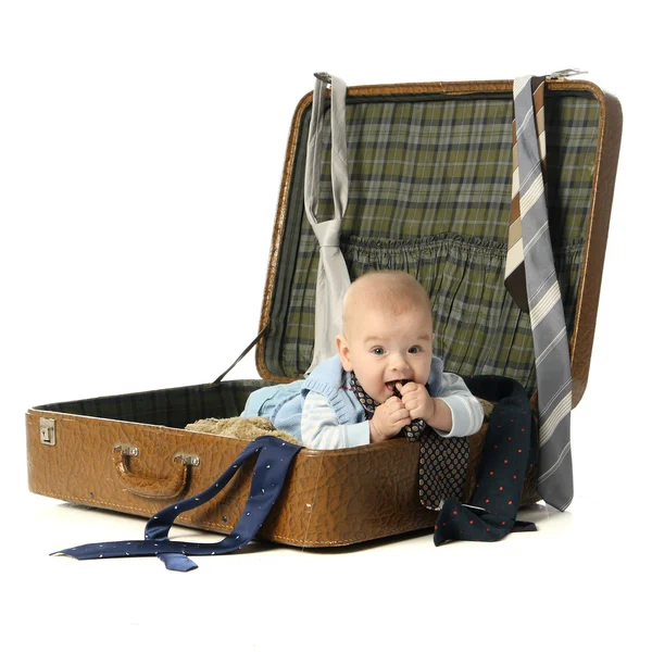 Bebé en una maleta —  Fotos de Stock