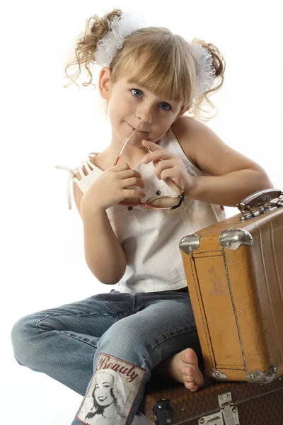 Menina doce com uma mala — Fotografia de Stock