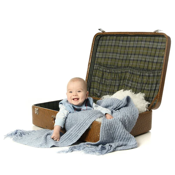 Dziecko w walizce — Zdjęcie stockowe