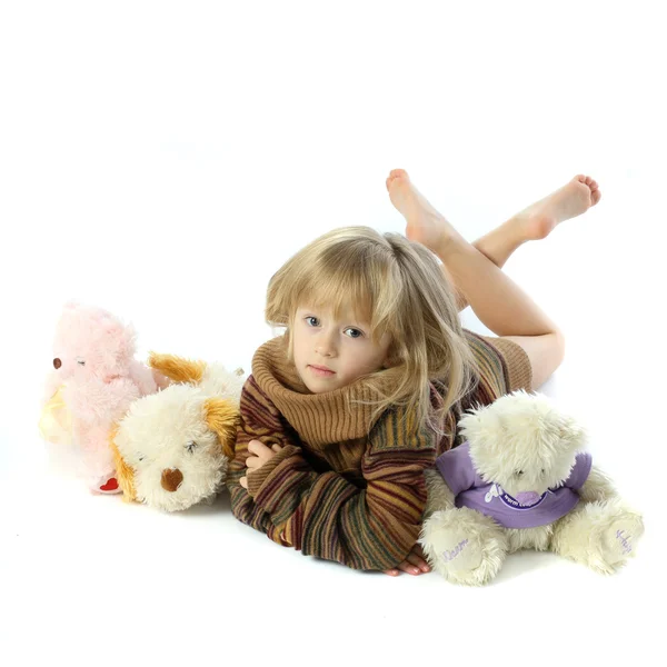 Petite fille avec des jouets peluches — Photo