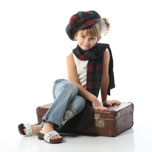 Słodka dziewczyna z walizką — Zdjęcie stockowe