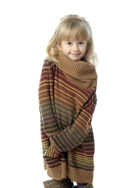 Roztomilá dívka v obrovské svetr — Stock fotografie