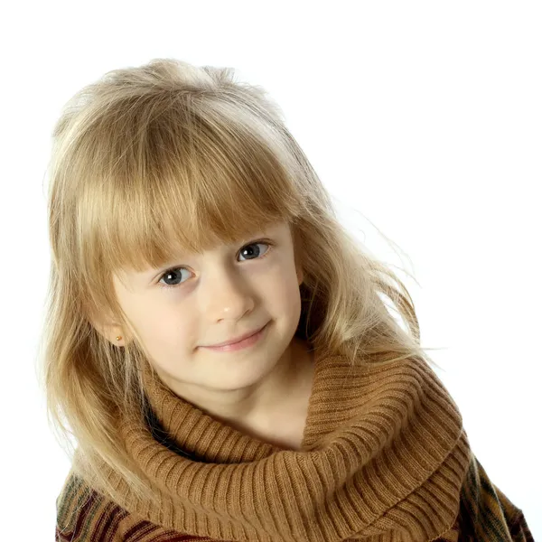 Милая девушка в огромном свитере — стоковое фото