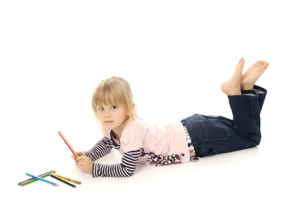 Söt flicka med färgpennor — Stockfoto