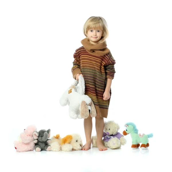 Peluş oyuncaklar ile küçük kız — Stok fotoğraf