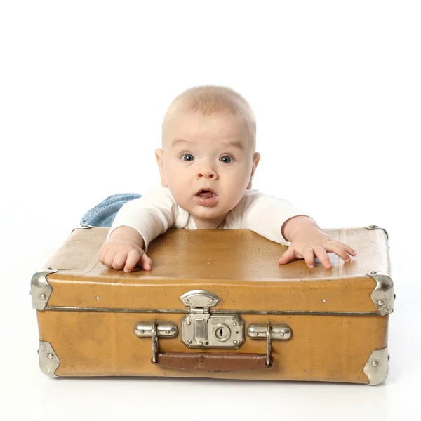 Pequeño chico divertido con maleta —  Fotos de Stock