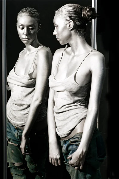 Чувственная сексуальная женщина, смотрящая в зеркало — стоковое фото