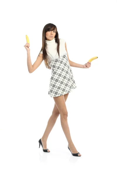 Ung kvinna i klänning med bananer — Stockfoto