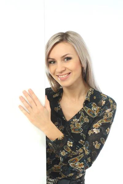 Jonge vrouw met witte muur op achtergrond — Stockfoto