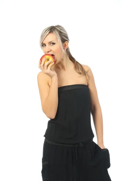 Retrato de uma jovem mulher loira atraente com uma maçã contra fundo branco — Fotografia de Stock