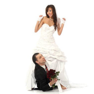 Damat gelinliğin altına girdi.