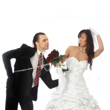 Gelin ve damat zincirle bağlanmıştır