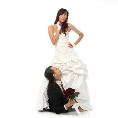 Damat gelinliğin altına girdi.