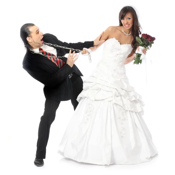 De bruid en bruidegom zijn gebonden met ketting — Stockfoto