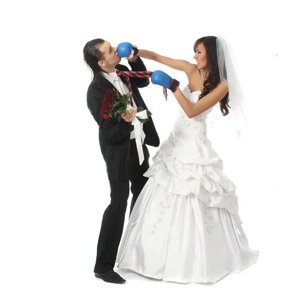 Bride in a white wedding dress fightswith her fiance — Stock Photo, Image