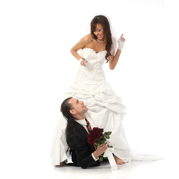 Brudgummen kom under klänning till bruden — Stockfoto