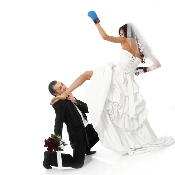 Bride in a white wedding dress fightswith her fiance — Stock Photo, Image