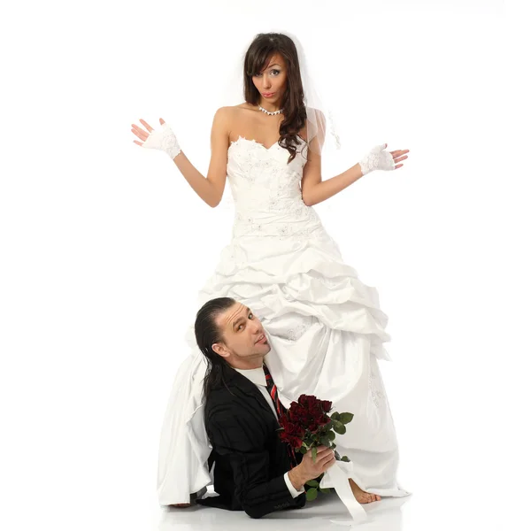 O noivo adquiriu abaixo do vestido à noiva — Fotografia de Stock