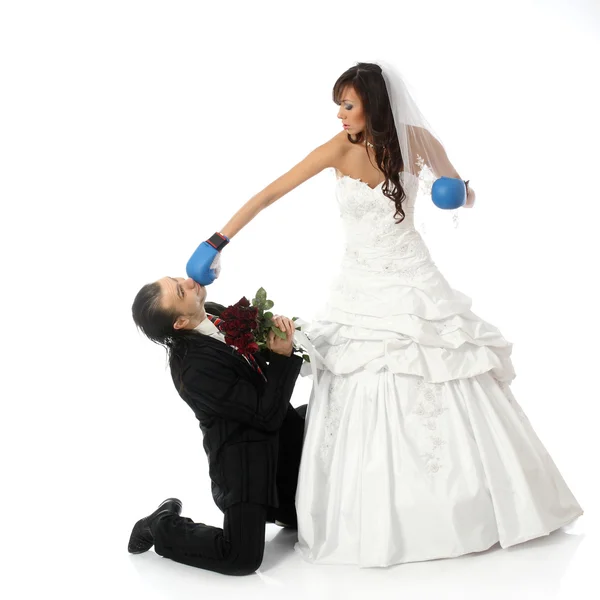 Bride in a white wedding dress fightswith her fiance — Stock Photo, Image