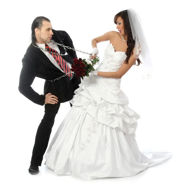 Nevěsta a ženich jsou svázány s řetězem — Stock fotografie