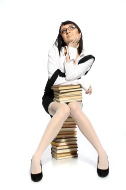 çekici kız bir kitap yığını eğilerek erotik çorap giymiş