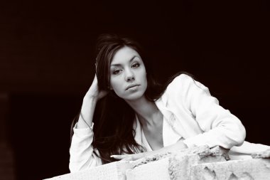 chica busca en el refrigerador