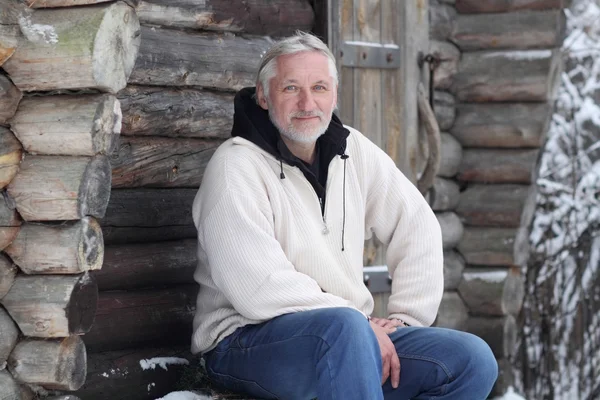 günlük ev çekici gri saçlı yaşlı adam oturur