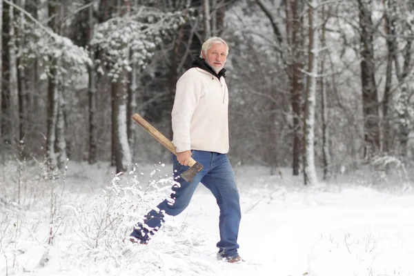 Aantrekkelijke middelbare leeftijd grijs man met ax — Stockfoto