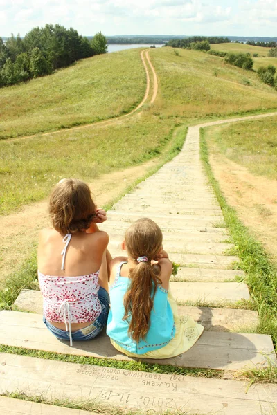 Две привлекательные девочки ребенок ищет — стоковое фото