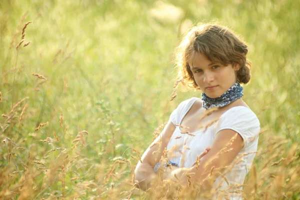 Hermosa joven en el campo —  Fotos de Stock