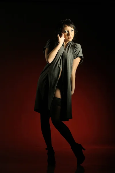 Stüdyo çekici güzel şık kız portresi — Stok fotoğraf