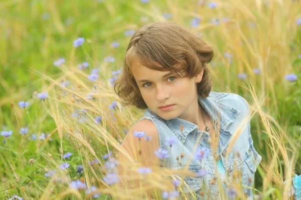 Piękna, młoda dziewczyna na pole — Zdjęcie stockowe