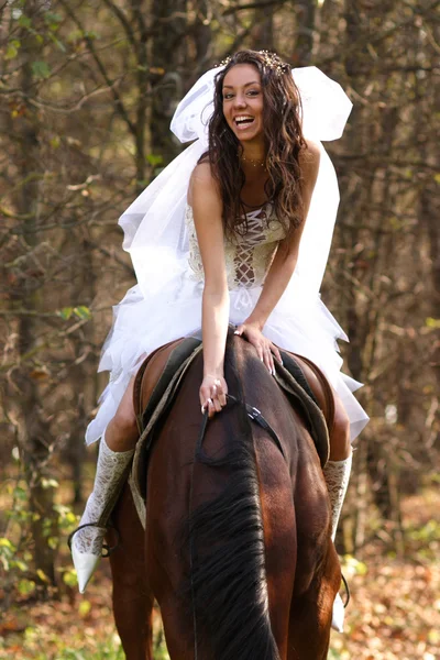 Портрет красивой невесты с лошадью — стоковое фото