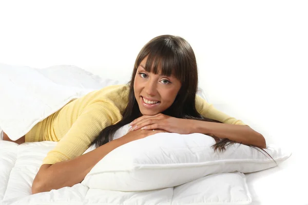 Aantrekkelijke vrolijk meisje in bed — Stockfoto