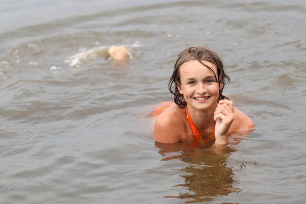 Indah emosional gadis dalam pakaian berenang di dalam air — Stok Foto