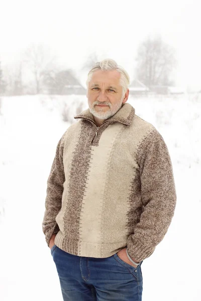 Retrato de un atractivo hombre de mediana edad — Foto de Stock