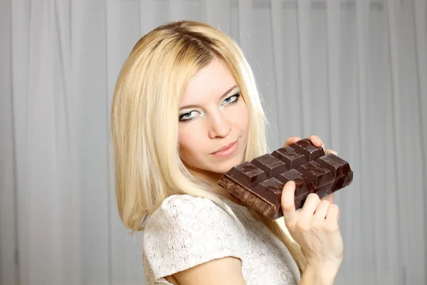 好自然可爱金发女孩吃巧克力大酒吧 — 图库照片