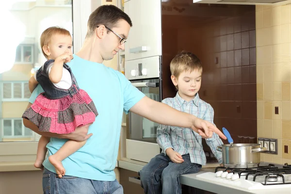 台所で子供たちと幸せな父 — ストック写真