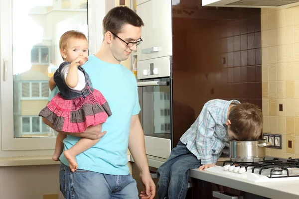Szczęśliwy ojciec z dziećmi w kuchni — Zdjęcie stockowe